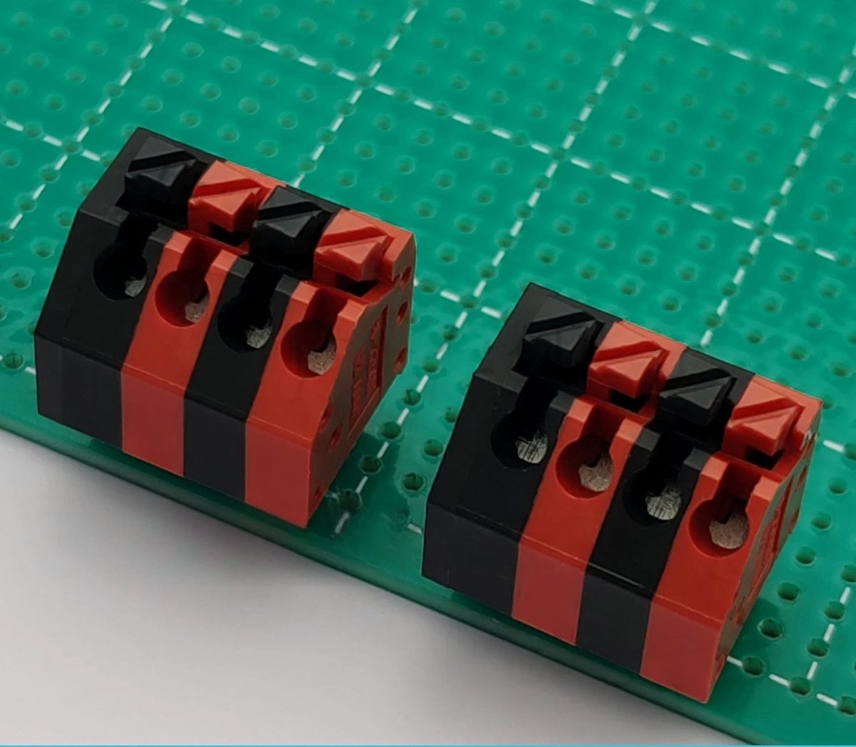 KF250 3.5mm push-in spring terminal blocks mounted on green PCB